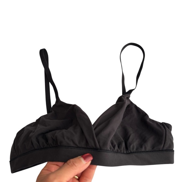SKIMS Fits Everybody Crossover Bralette in onyx Black - Picture 6 of 9